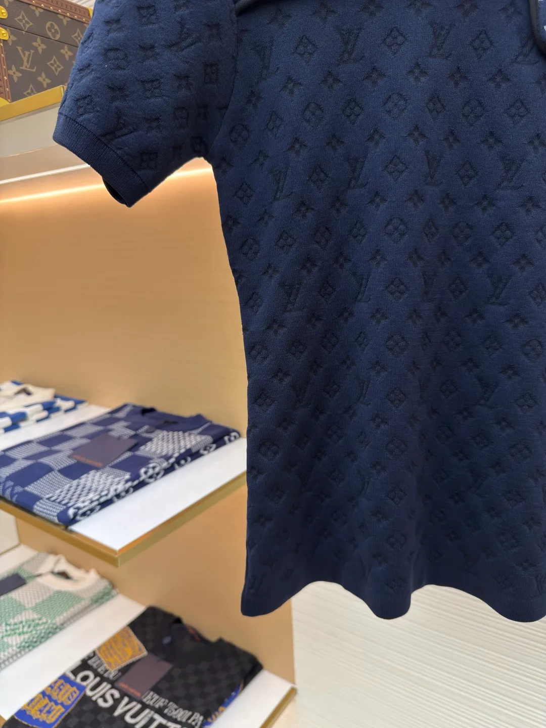 LOUIS VUITTON Knitted Jacquard Short Sleeves [Women's Wear] ●Authentic product: Purchased and developed by 15222 ●Item number: 1680362-A45 ●Fabrics: pure cotton fabric ●Technology: knitted jacquard production ●Version: fitted version ●Weight: about 260 grams ●Size: S-M-L ●Description: High-count and high-density mulberry silk blended fabric, woven using double-sided jacquard technology. The entire fabric has a full and three-dimensional texture. It is different from the common printing or patching treatments on the market. The entire fabric has the presbyopia pattern embedded into the yarn structure during the weaving process. The pattern truly comes with the weaving and is not superimposed in the later stage. The pattern has a strong three-dimensional effect, does not fade, fall off or crack after long-term washing. It feels soft and stiff, and has a stable and advanced texture. , the lower part is treated with high-temperature shaping and embossing. Through the layered changes of light, shadow and tissue, it shows a low-key and exquisite Logo shading. It looks pure and calm from a distance, and rich in details when seen up close. The overall wiring is straight and delicate, the fabric is comfortable and soft, and the color is consistent without color difference. It can be matched with the same style to create a fashionable look and control various occasions. Customized accessories, complete with three standards, same style for men and women!